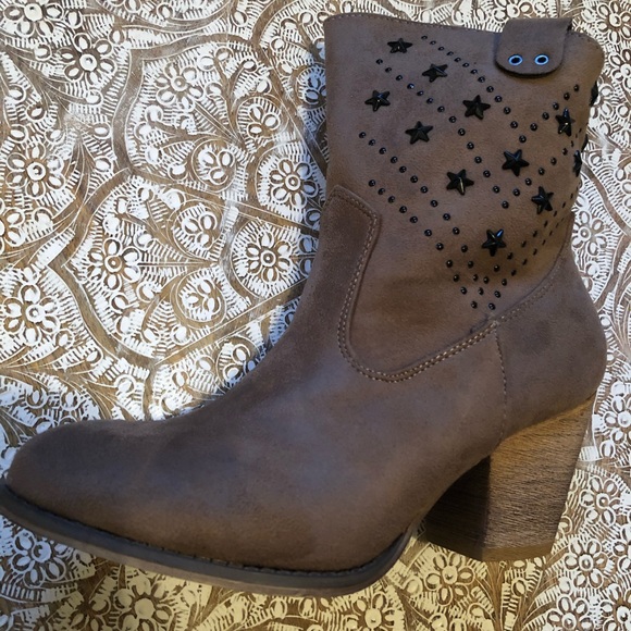 Country Chic Star Booties With 3” Heel - Picture 11 of 13